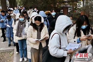 德天空记者：AC米兰对阿兹蒙感兴趣，与药厂的谈判在早期阶段